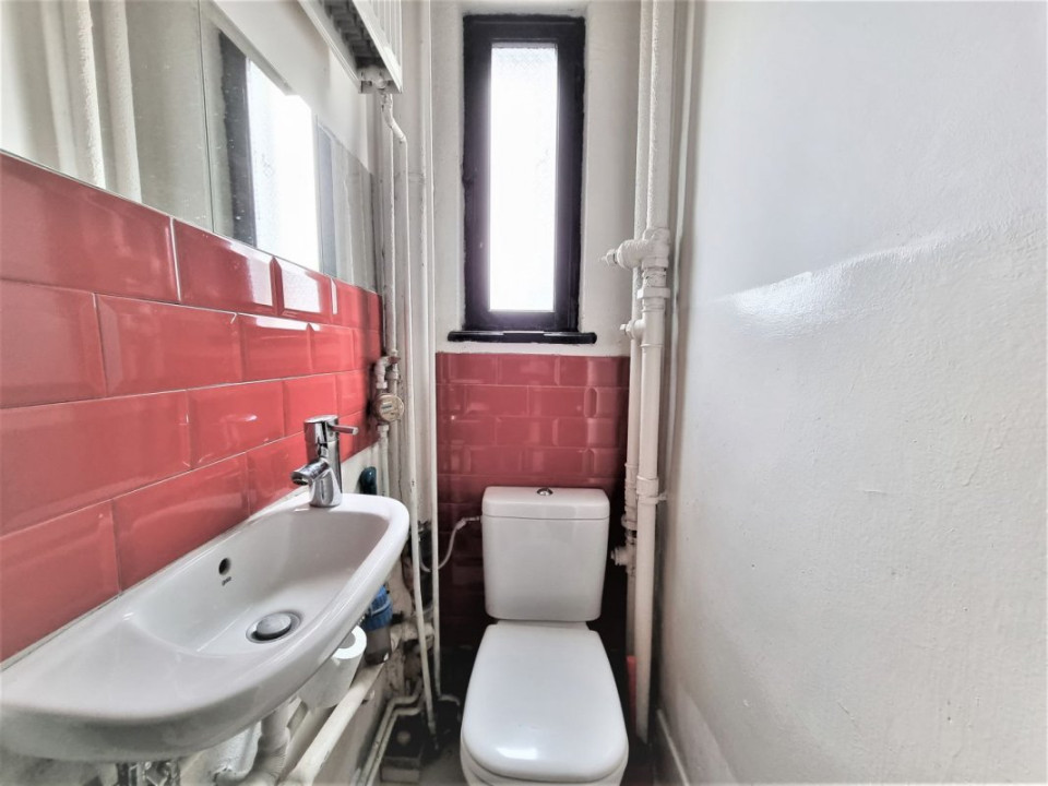 Apartament  3 camere central, imobil tipic interbelic, cu curte interioara