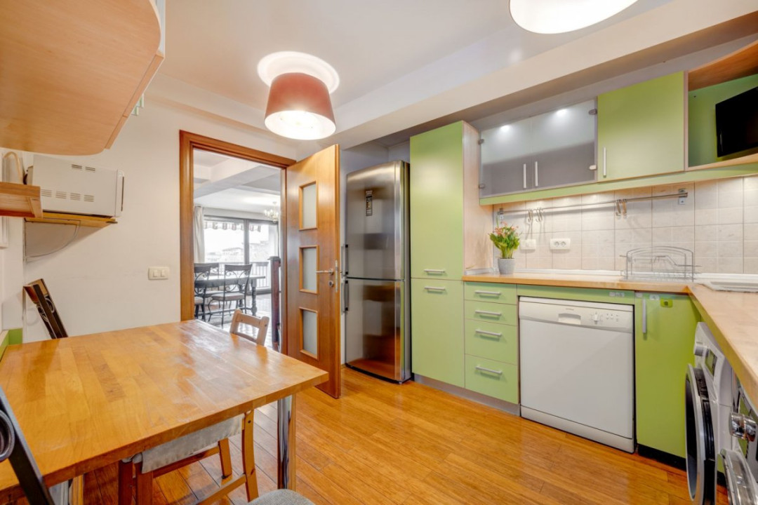 Apartament primitor de 4 camere cu terasă și 3 băi, Moșilor - Eminescu!