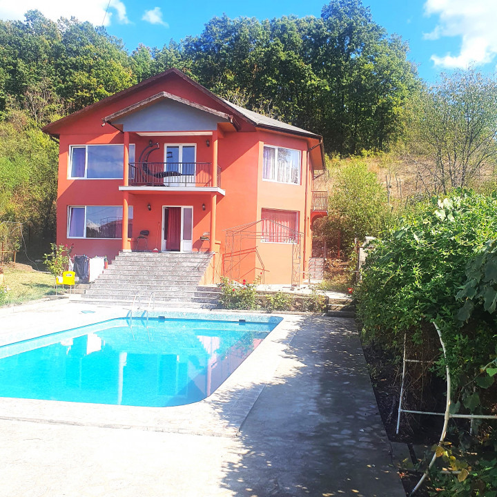 De Vanzare/Schimb, Casa cu Piscina P+1+M, teren de 1786 mp, multiple Anexe