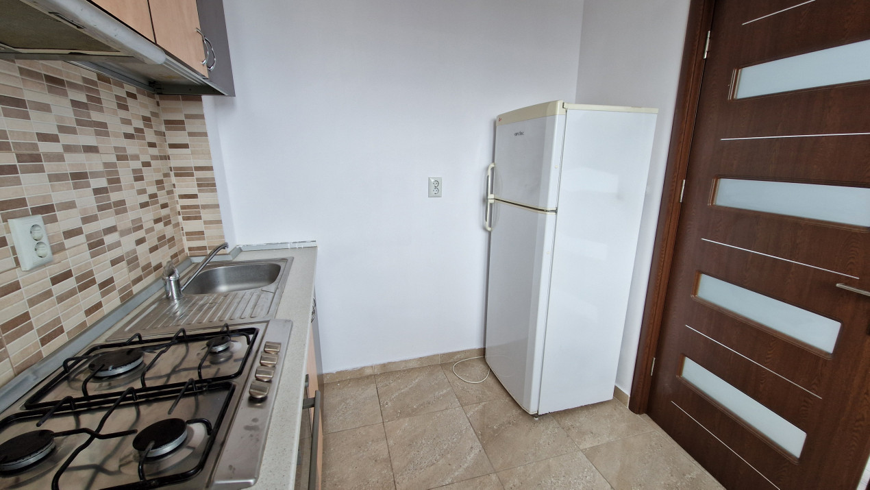 De inchiriat garsoniera spatioasa pe CRINULUI langa Mega in ROSU