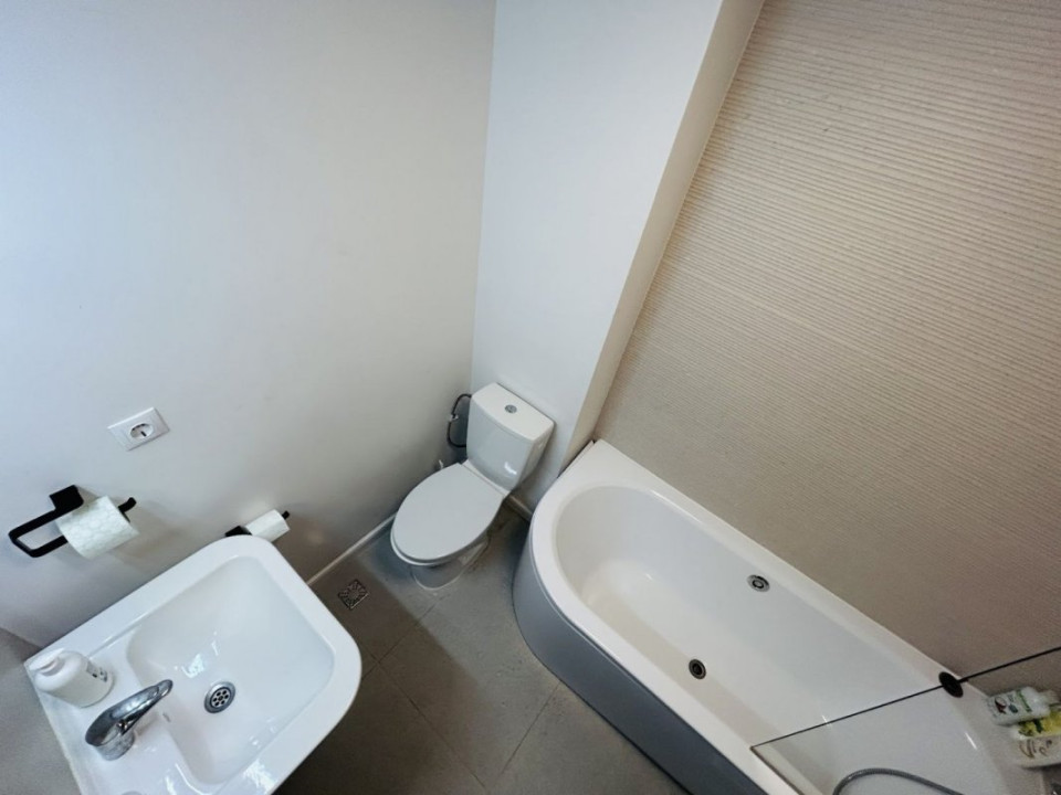 VANZARE TERASA LA ETAJUL 4, CU 3 CAMERE ALATURI:) 