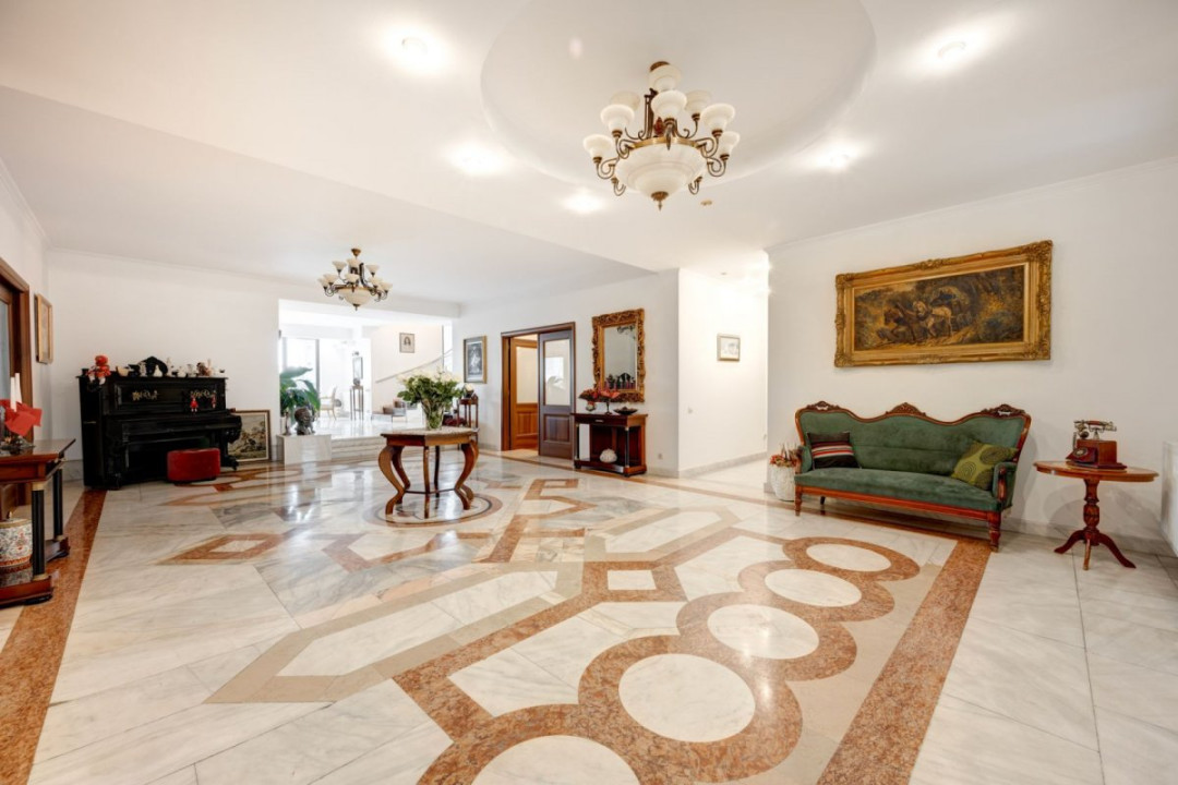 Vilă 14 camere, 1.357 mp, teren 3.718 mp, piscină, teren tenis, grădină superbă