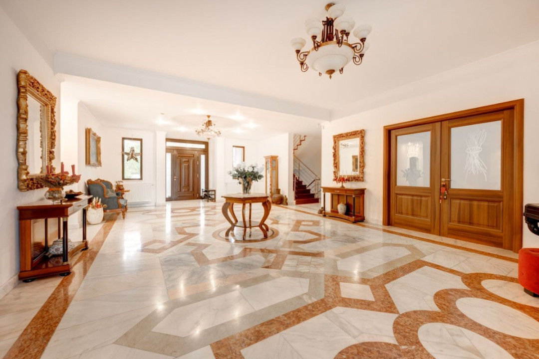 Vilă 14 camere, 1.357 mp, teren 3.718 mp, piscină, teren tenis, grădină superbă