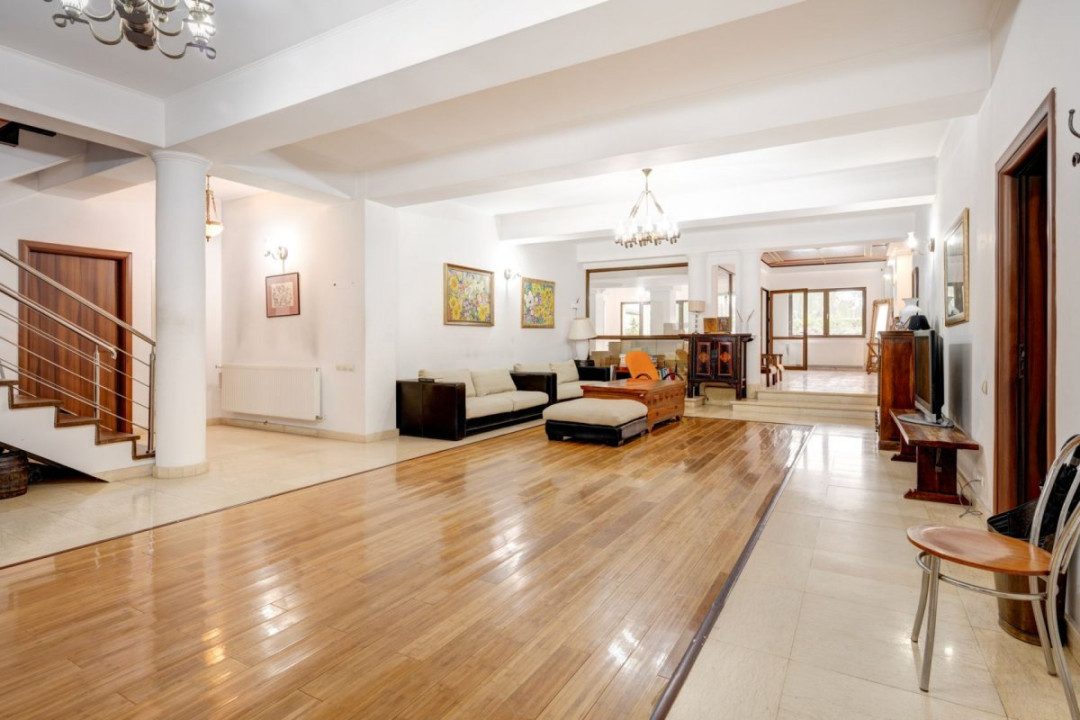 Vilă 14 camere, 1.357 mp, teren 3.718 mp, piscină, teren tenis, grădină superbă