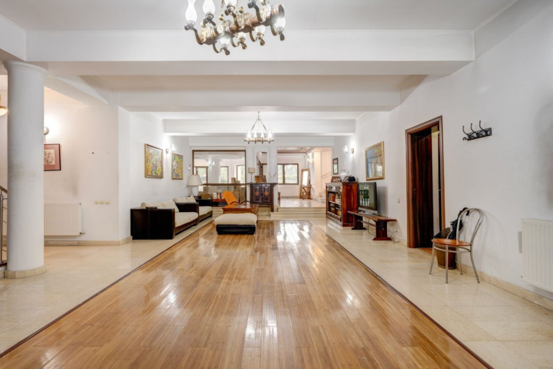 Vilă 14 camere, 1.357 mp, teren 3.718 mp, piscină, teren tenis, grădină superbă