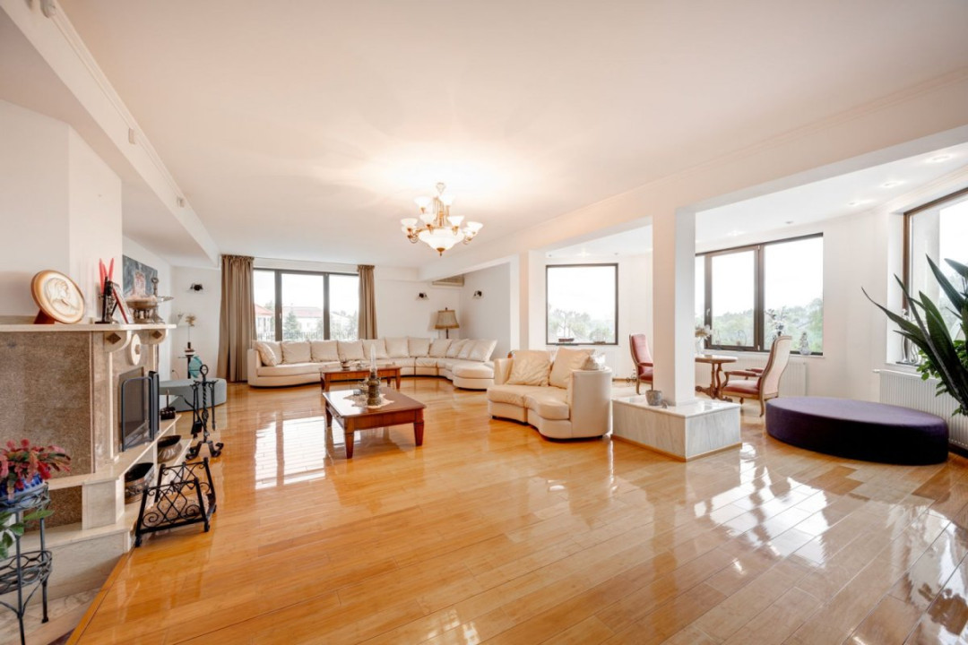 Vilă 14 camere, 1.357 mp, teren 3.718 mp, piscină, teren tenis, grădină superbă