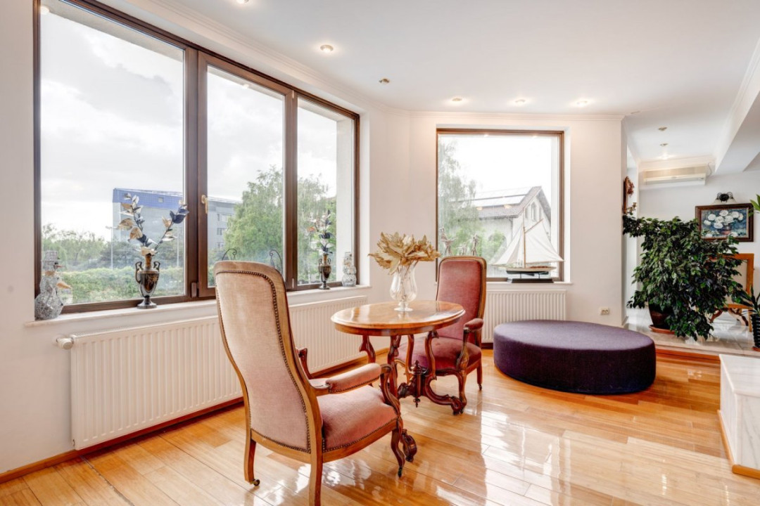 Vilă 14 camere, 1.357 mp, teren 3.718 mp, piscină, teren tenis, grădină superbă