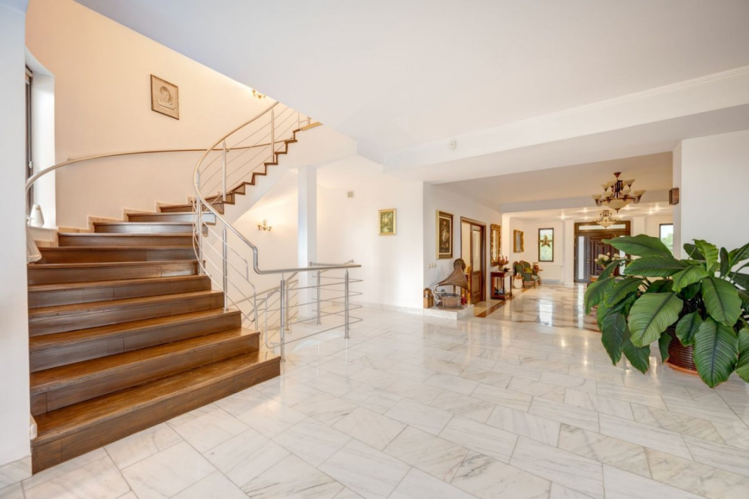 Vilă 14 camere, 1.357 mp, teren 3.718 mp, piscină, teren tenis, grădină superbă