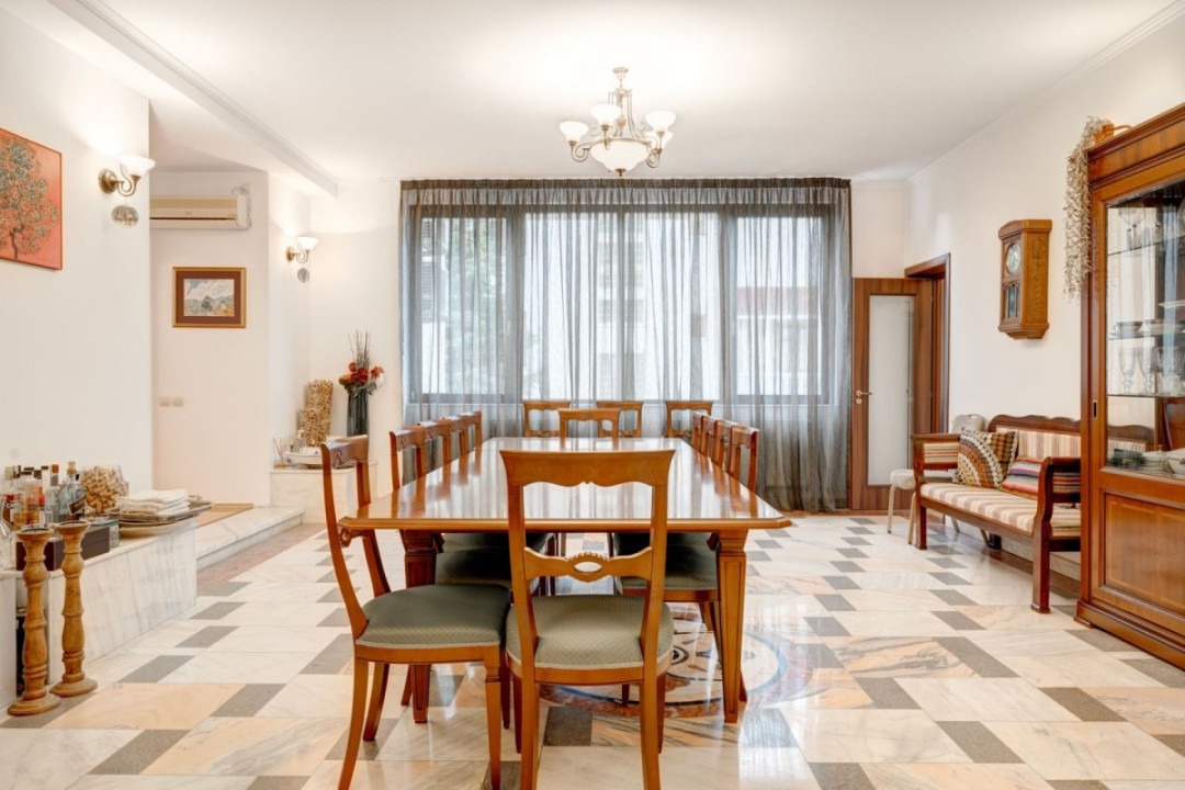 Vilă 14 camere, 1.357 mp, teren 3.718 mp, piscină, teren tenis, grădină superbă