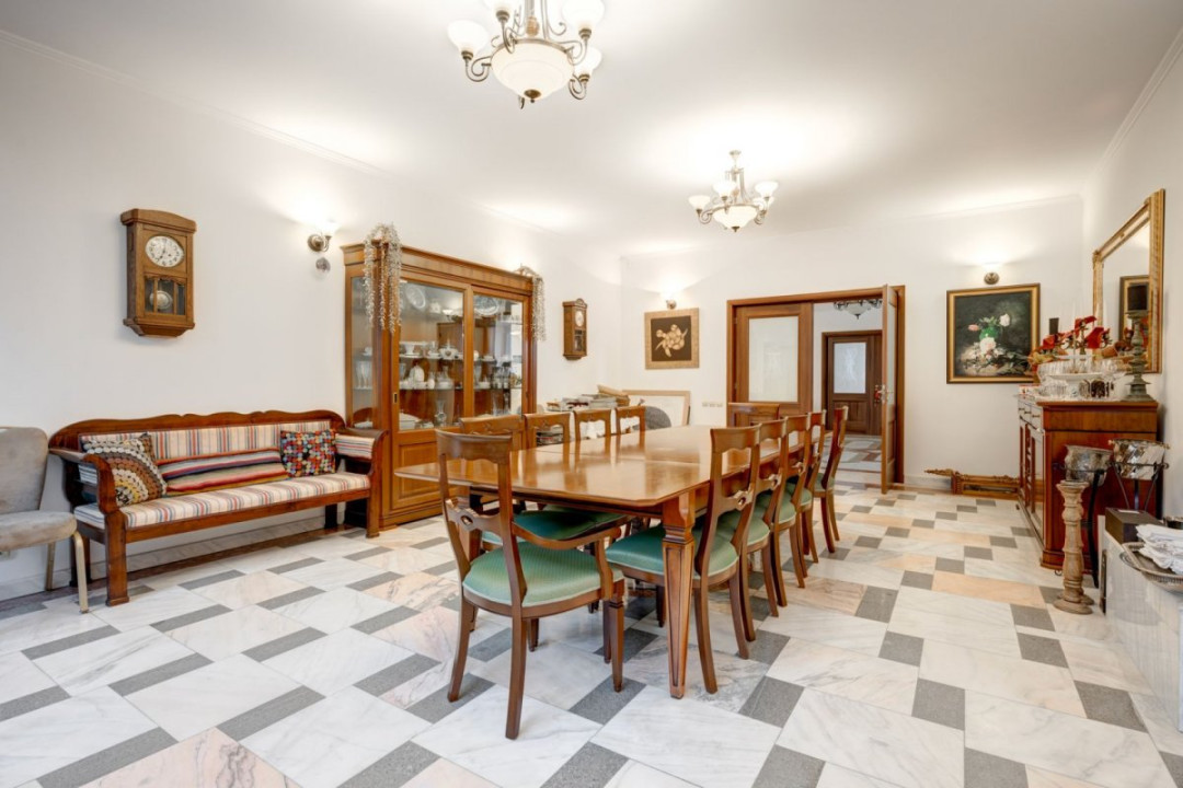 Vilă 14 camere, 1.357 mp, teren 3.718 mp, piscină, teren tenis, grădină superbă