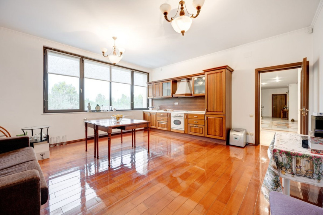 Vilă 14 camere, 1.357 mp, teren 3.718 mp, piscină, teren tenis, grădină superbă