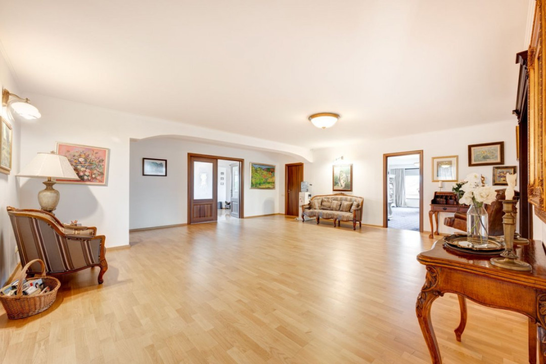 Vilă 14 camere, 1.357 mp, teren 3.718 mp, piscină, teren tenis, grădină superbă
