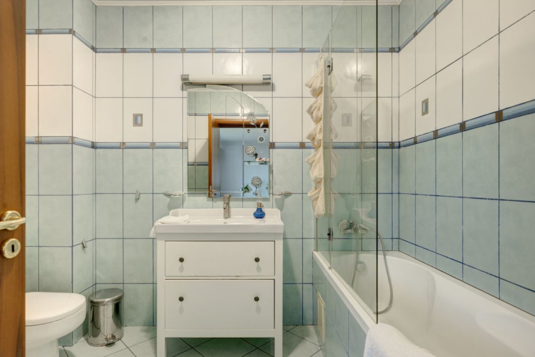 Vilă 14 camere, 1.357 mp, teren 3.718 mp, piscină, teren tenis, grădină superbă
