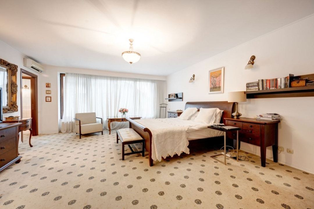 Vilă 14 camere, 1.357 mp, teren 3.718 mp, piscină, teren tenis, grădină superbă