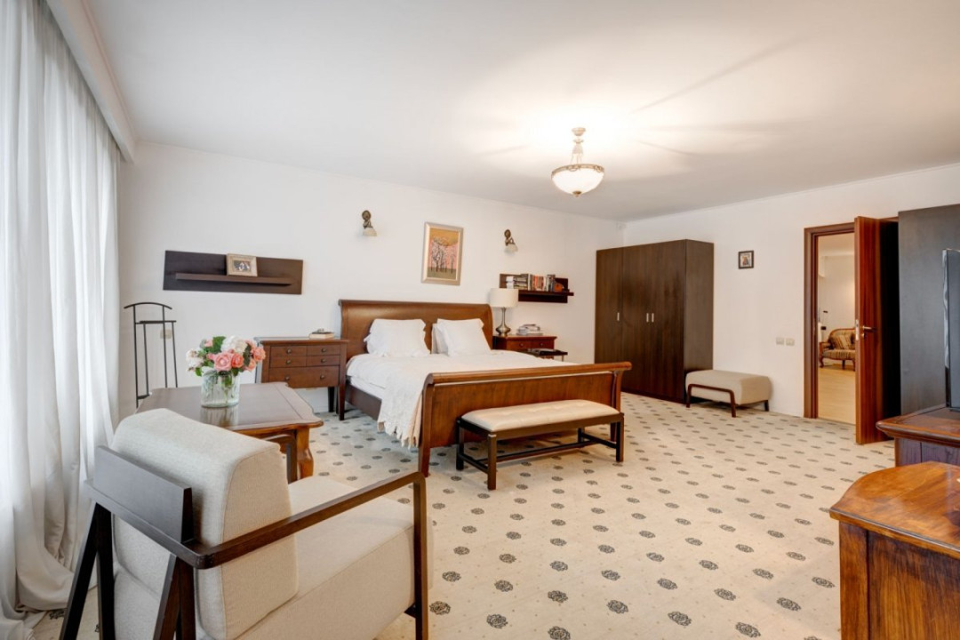 Vilă 14 camere, 1.357 mp, teren 3.718 mp, piscină, teren tenis, grădină superbă