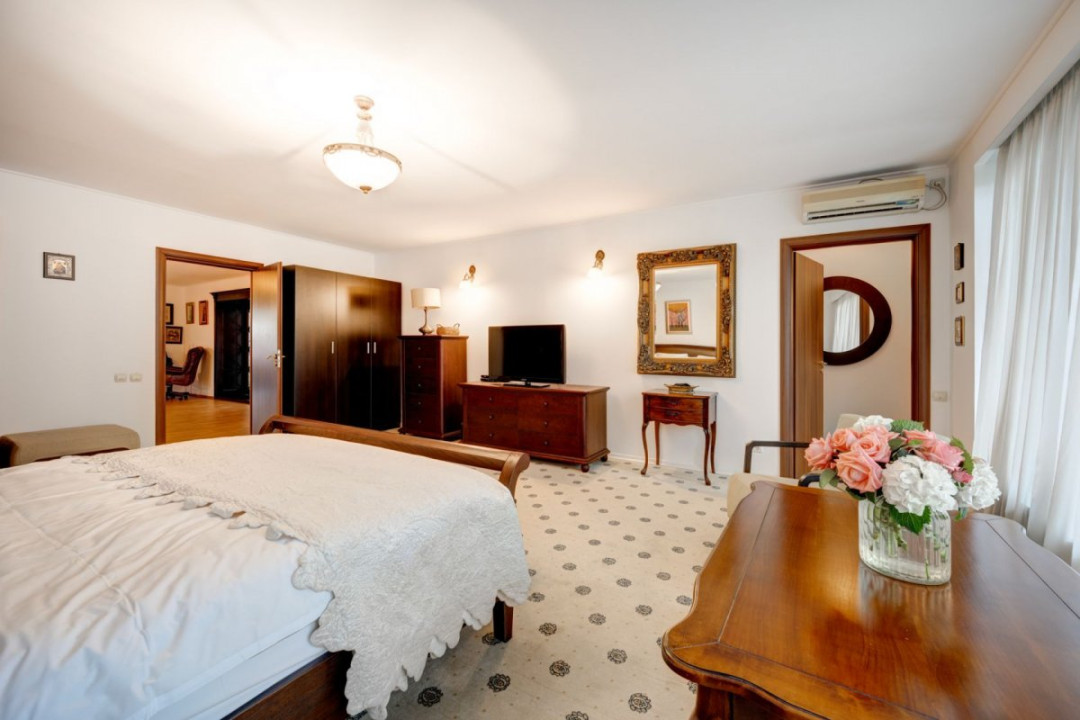 Vilă 14 camere, 1.357 mp, teren 3.718 mp, piscină, teren tenis, grădină superbă