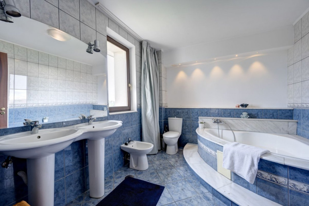 Vilă 14 camere, 1.357 mp, teren 3.718 mp, piscină, teren tenis, grădină superbă