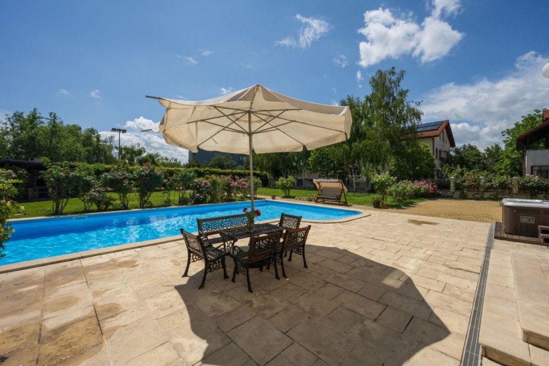 Vilă 14 camere, 1.357 mp, teren 3.718 mp, piscină, teren tenis, grădină superbă
