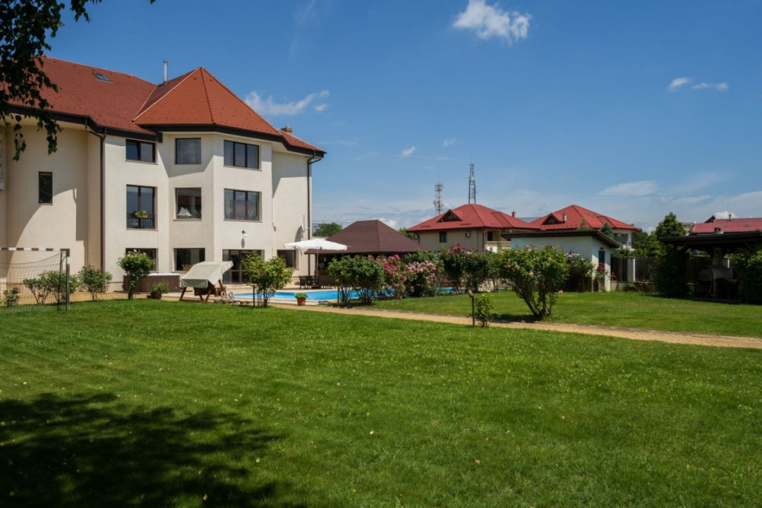 Vilă 14 camere, 1.357 mp, teren 3.718 mp, piscină, teren tenis, grădină superbă