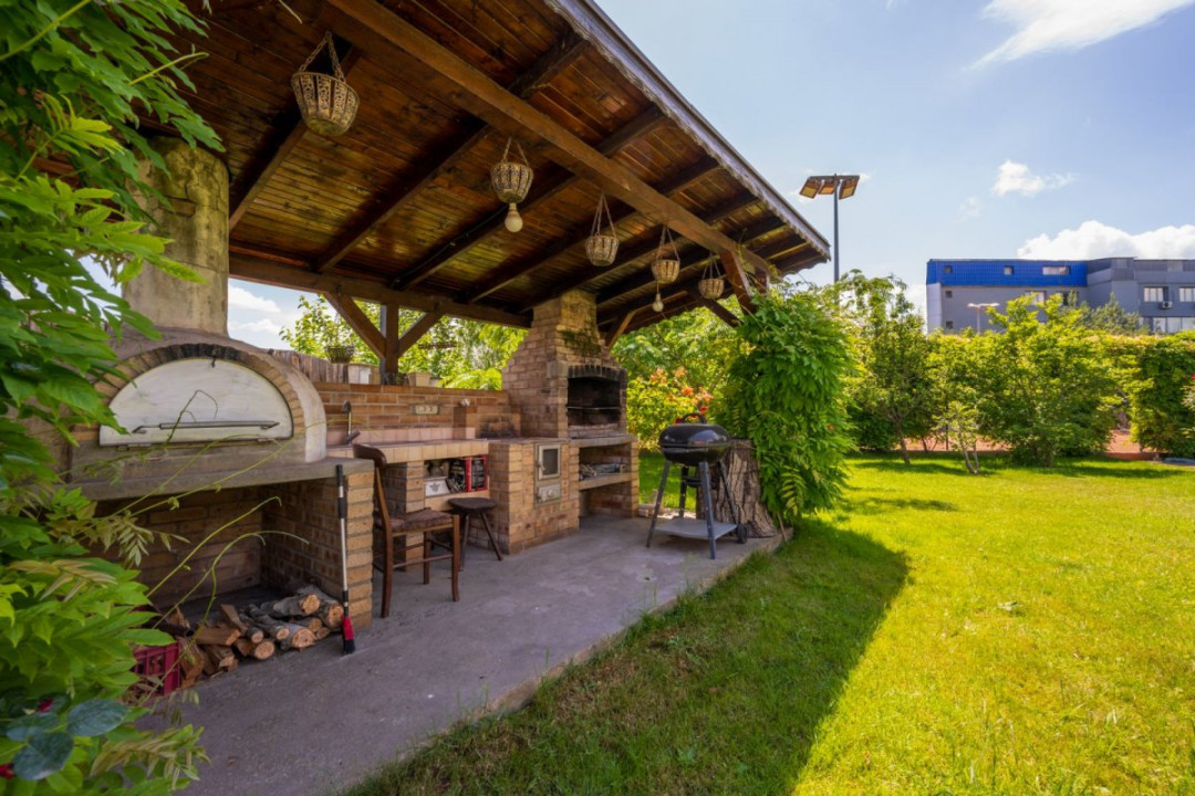 Vilă 14 camere, 1.357 mp, teren 3.718 mp, piscină, teren tenis, grădină superbă