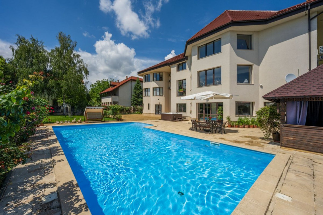 Vilă 14 camere, 1.357 mp, teren 3.718 mp, piscină, teren tenis, grădină superbă