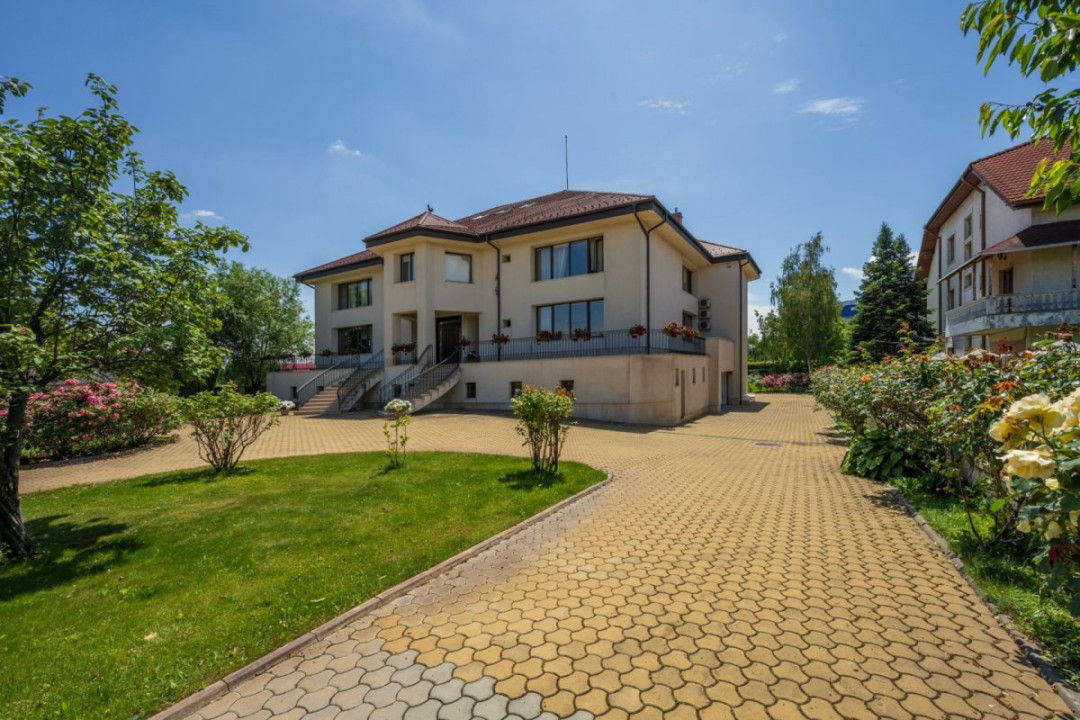 Vilă 14 camere, 1.357 mp, teren 3.718 mp, piscină, teren tenis, grădină superbă