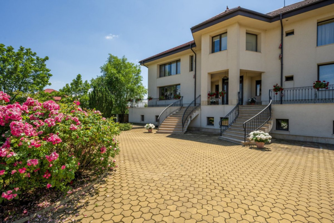 Vilă 14 camere, 1.357 mp, teren 3.718 mp, piscină, teren tenis, grădină superbă