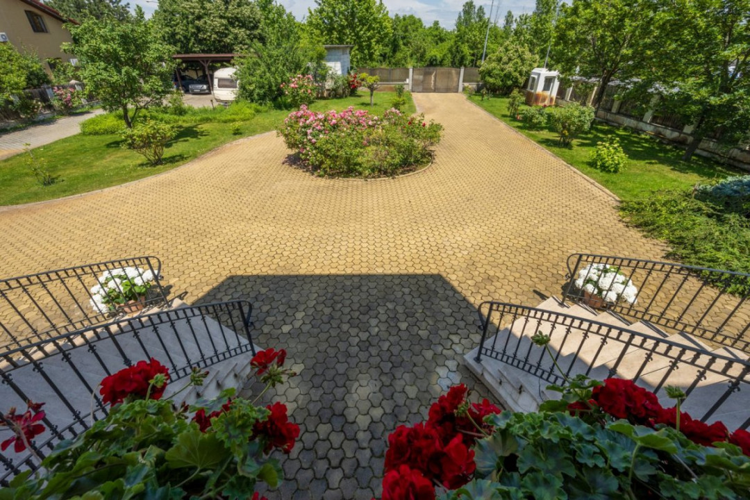 Vilă 14 camere, 1.357 mp, teren 3.718 mp, piscină, teren tenis, grădină superbă
