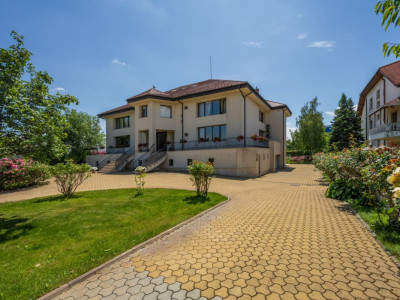 Vilă tip resort în Băneasa – 2 piscine& teren tenis, alei pline de flori
