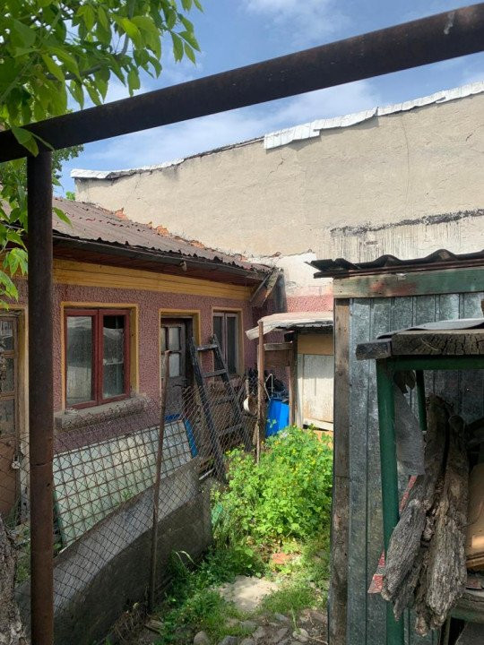 Teren intravilan de 152 mp. cu casa demolabila in sect. 6- str. Cetatea Ciceului