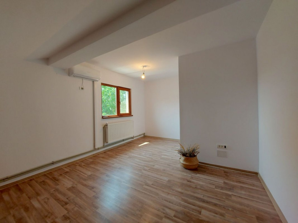 Vilă cu 7 camere potrivită firmă/cabinet medical, curte mare, Corbeanca!