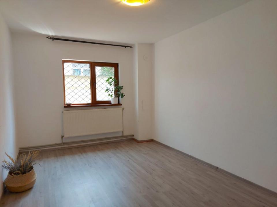 Vilă cu 7 camere potrivită firmă/cabinet medical, curte mare, Corbeanca!