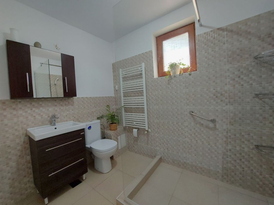 Vilă cu 7 camere potrivită firmă/cabinet medical, curte mare, Corbeanca!