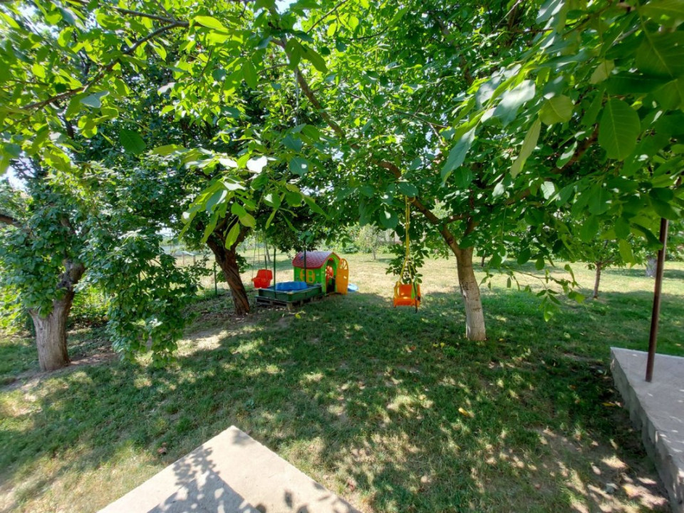 Vilă cu 7 camere potrivită firmă/cabinet medical, curte mare, Corbeanca!