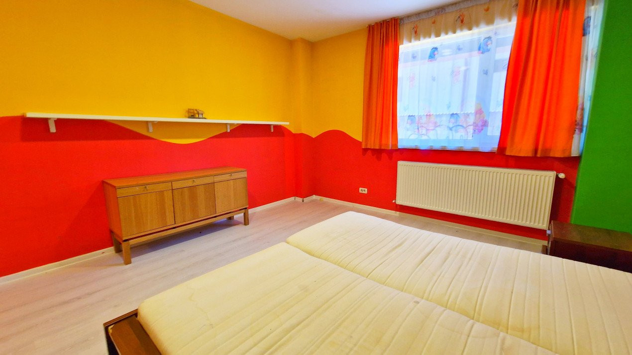 Apartament cu 5 camere si curte imensa-posibilitate de recompartimentare.