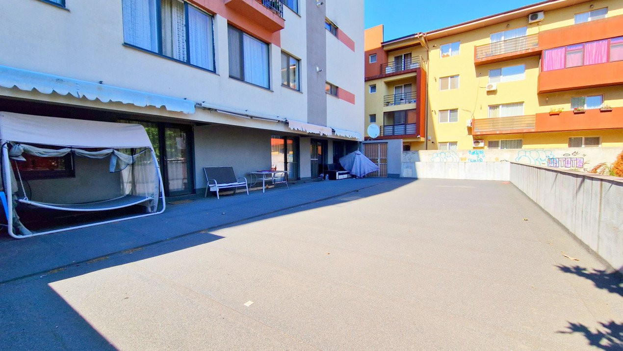 Apartament cu 5 camere si curte imensa-posibilitate de recompartimentare.