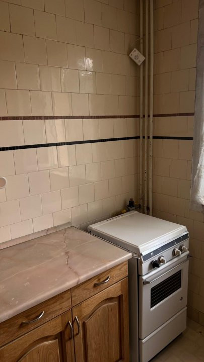 Apartament cu 3 camere -Aleea Costinesti, necesita renovare